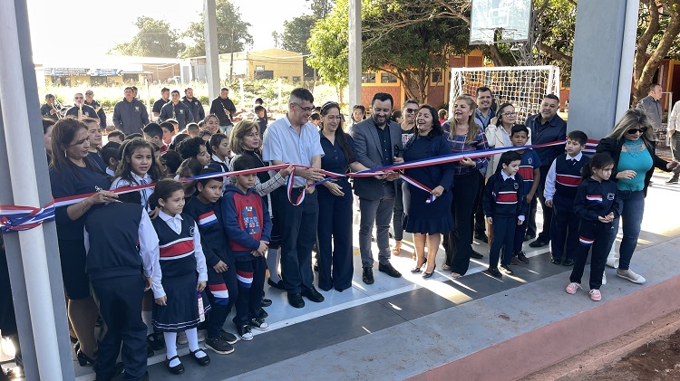 Municipalidad inaugura  un polideportivo con tinglado y pista polideportiva en la escuela San Alfonso